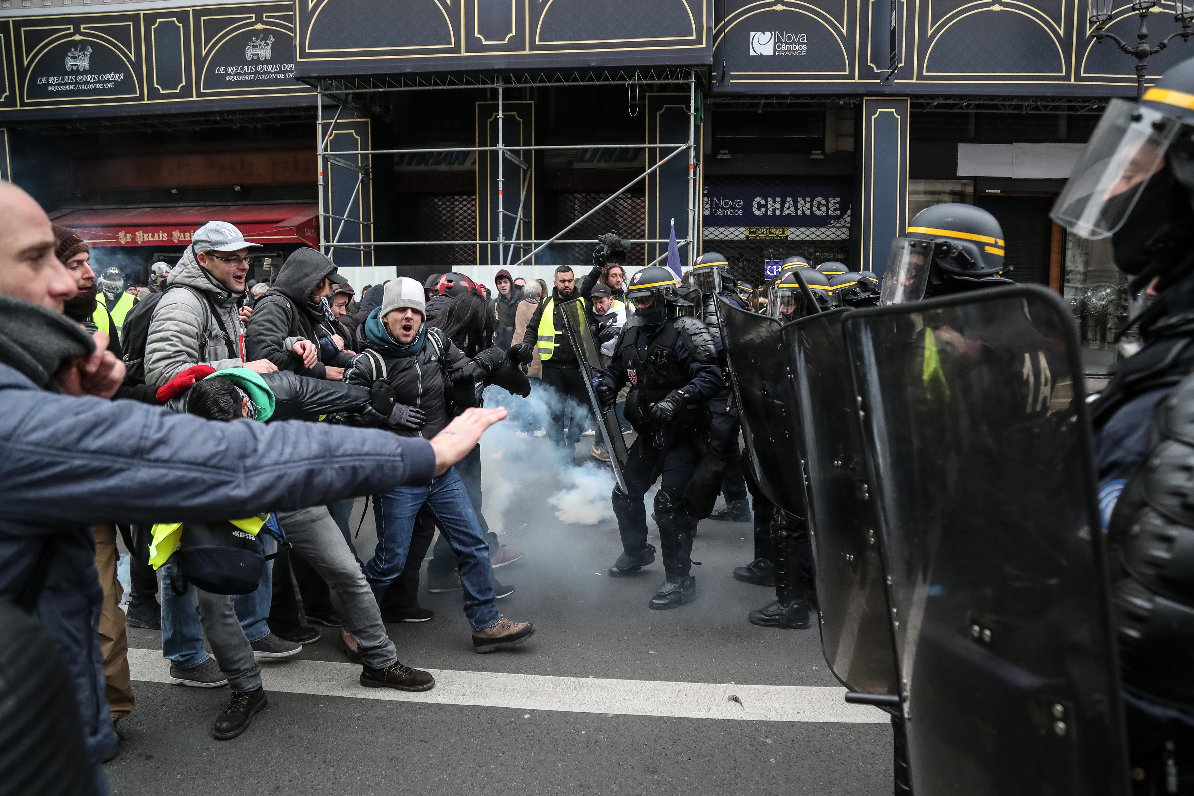 Haotično stanje na protestima "žutih prsluka" - Avaz