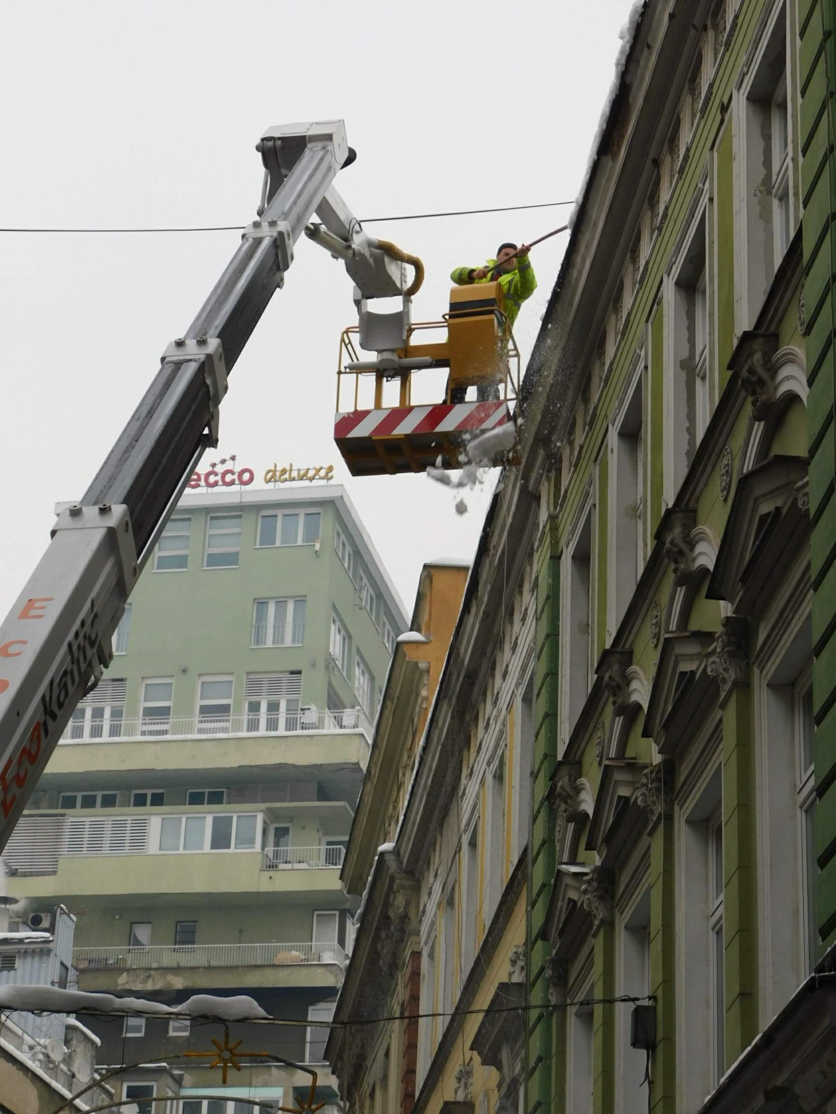 Uklanjanje ledenica s krovova zgrada u glavnom gradu BiH