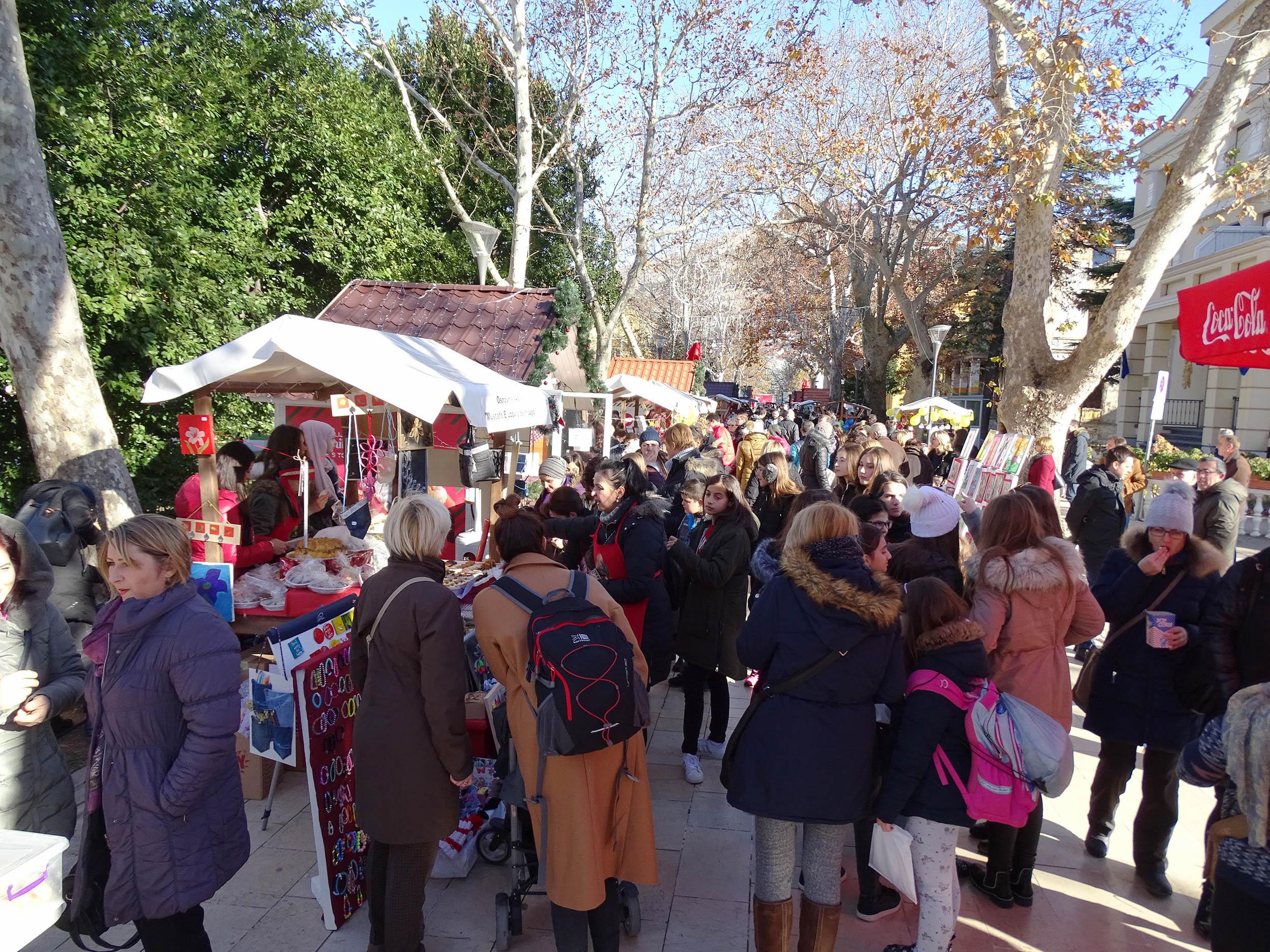 S jučerašnjeg bazara na Šetalištu: Veliko interesiranje građana - Avaz