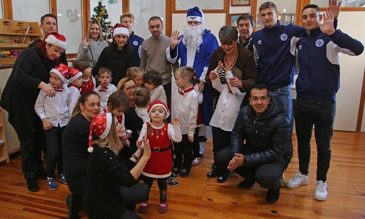 FK Željezničar podijelio paketiće štićenicima Zavoda ''Mjedenica''