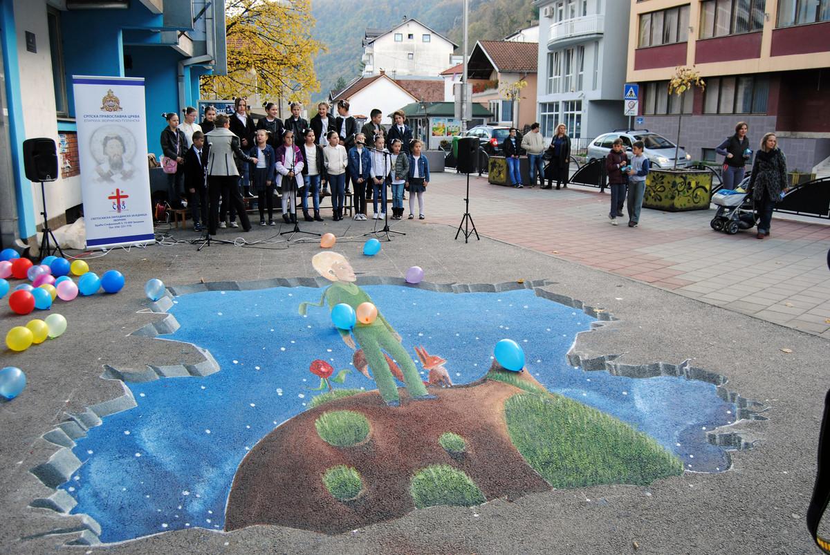 U Zvorniku stanari dijelili paketiće djeci