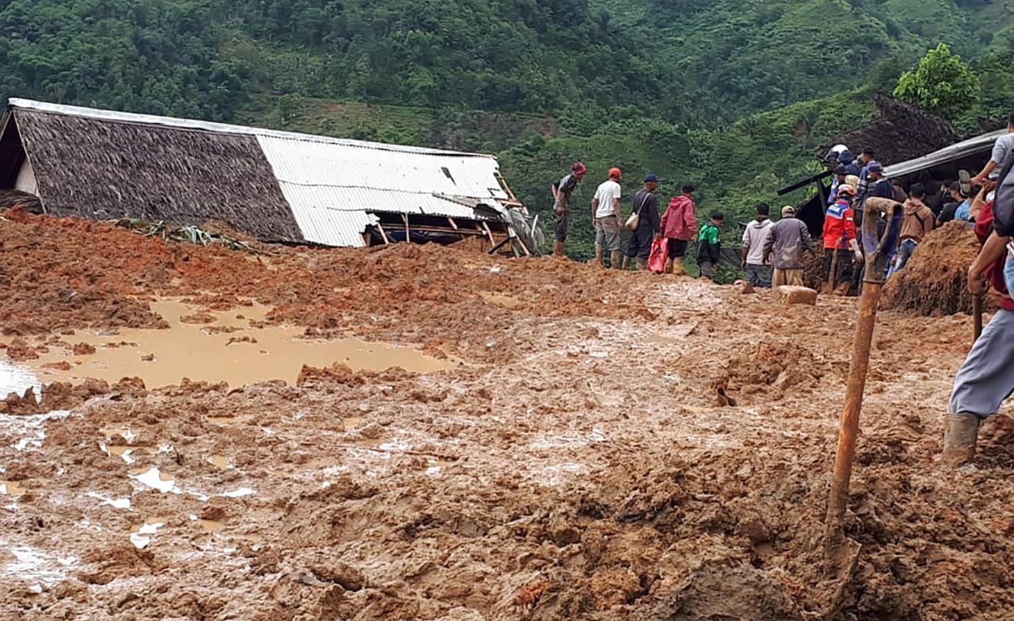 U klizištu u Indoneziji poginulo 15 ljudi