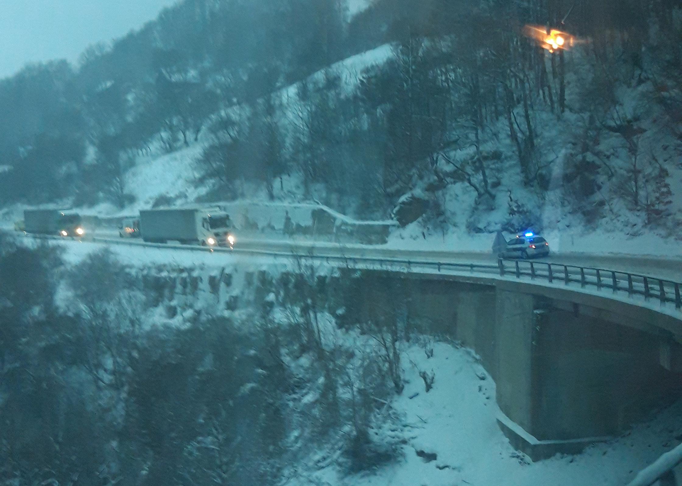 Veliki problemi u odvijanju saobraćaja na Bradini - Avaz