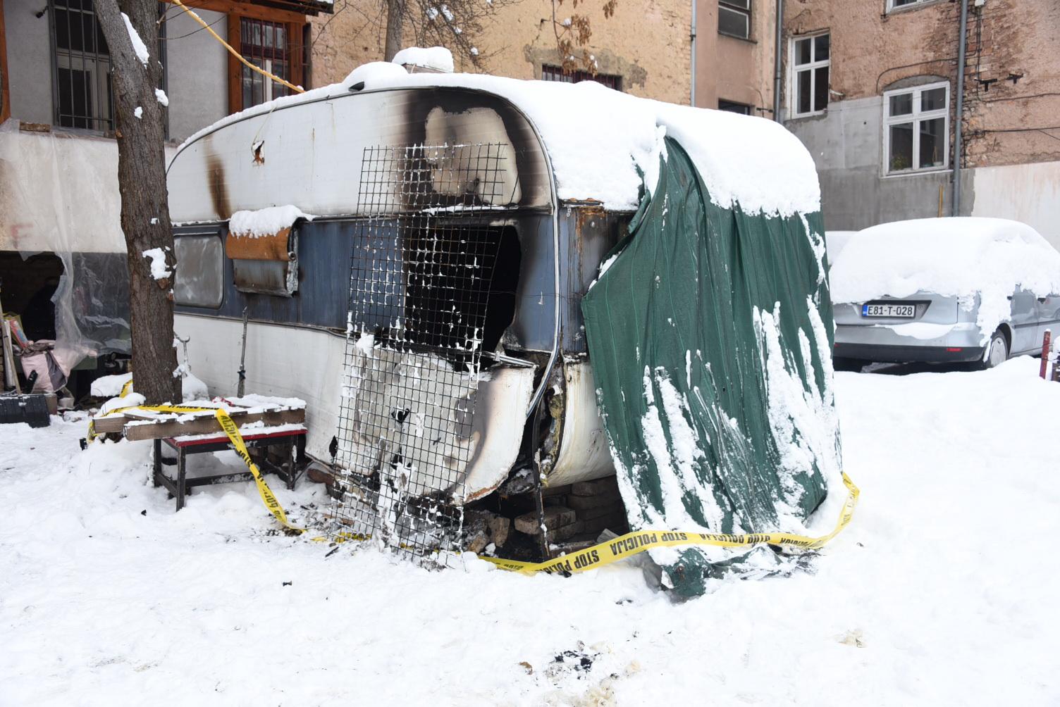 Kamp-prikolicu vatra je skoro u potpunosti uništila - Avaz