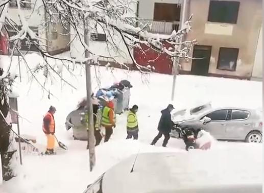 Video iz Prozora: Jedan čisti snijeg, četvorica ga prate