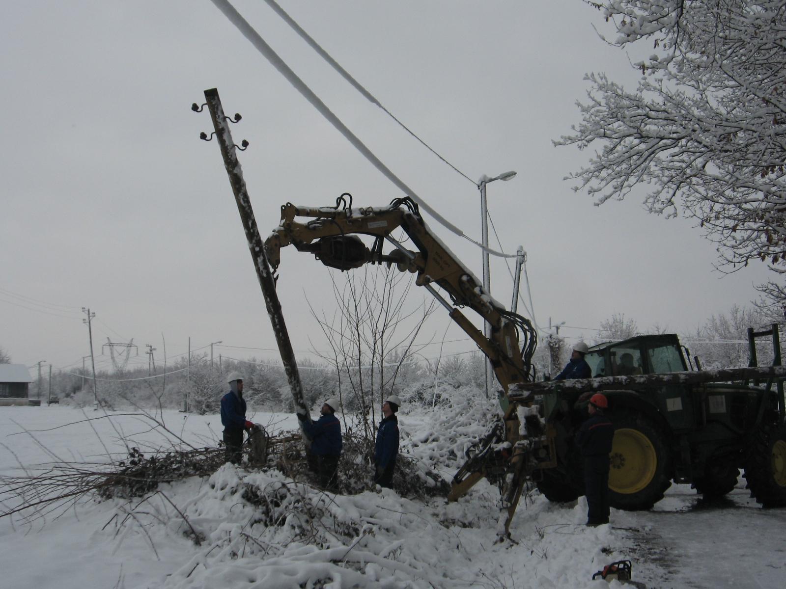 Semberija: Stubovi popuštaju pod teretom snijega