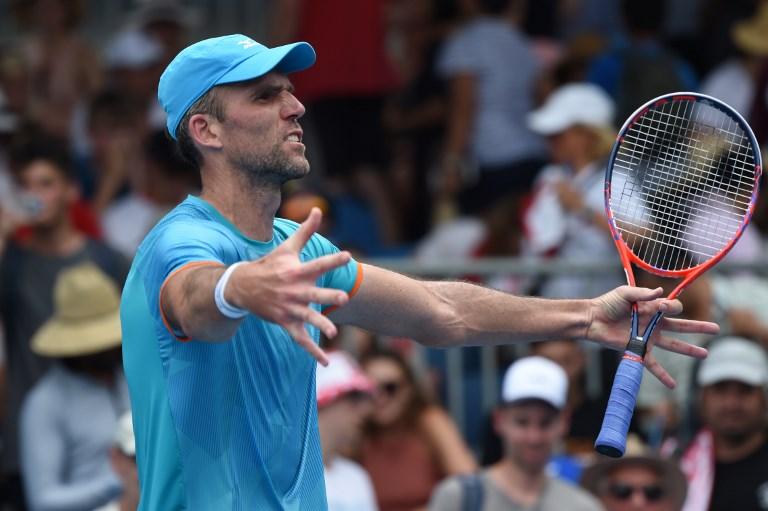 Australian open: Nišikorija spasila predaja, Zverev i Karlović u drugom kolu