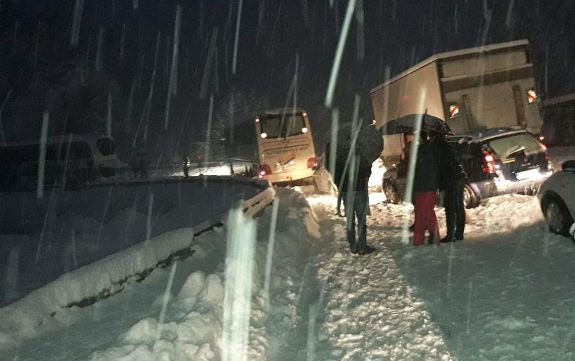 Tragedija: U koloni prema Jablanici preminuo muškarac