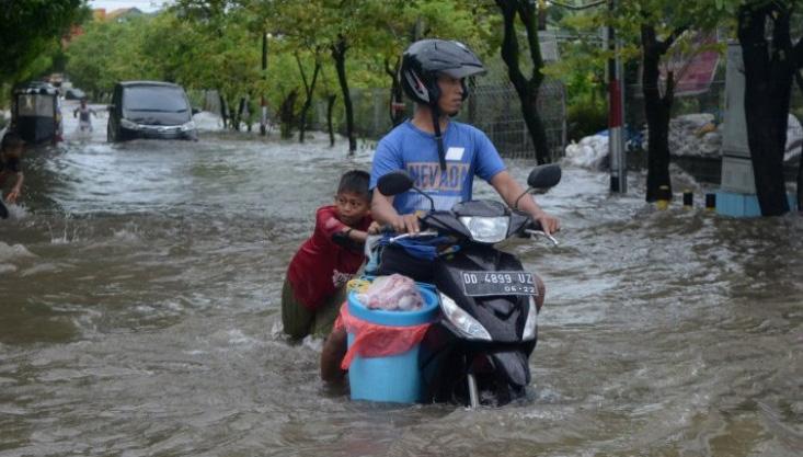 U poplavama i klizištima u Indoneziji poginulo šest osoba