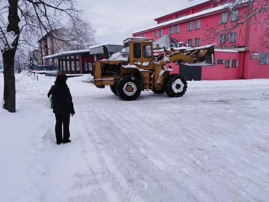 Čišćenje parkinga hotela - Avaz