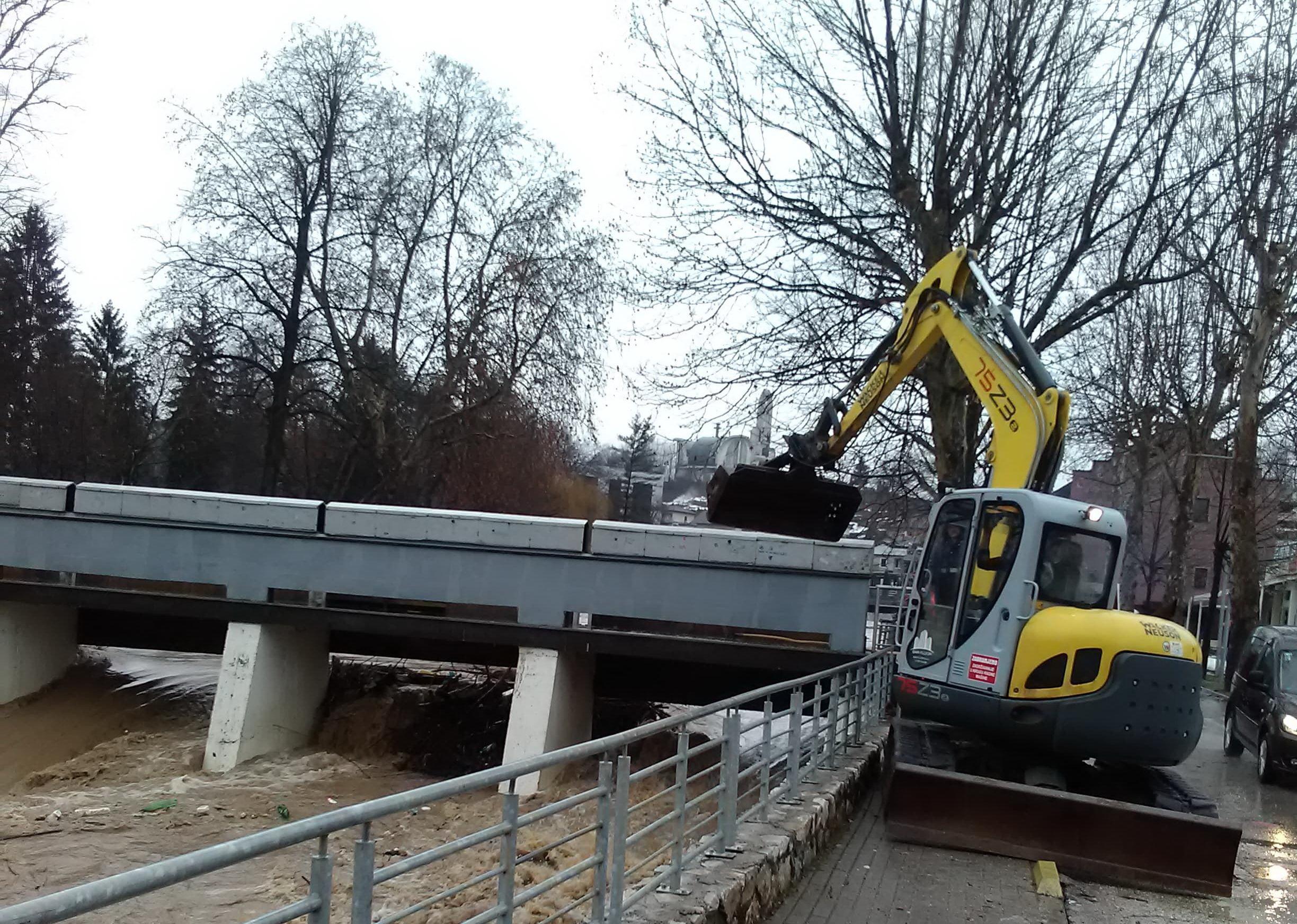 Začepljena brana u centru Kiseljaka, prijeti izlijevanje rijeke Fojnice