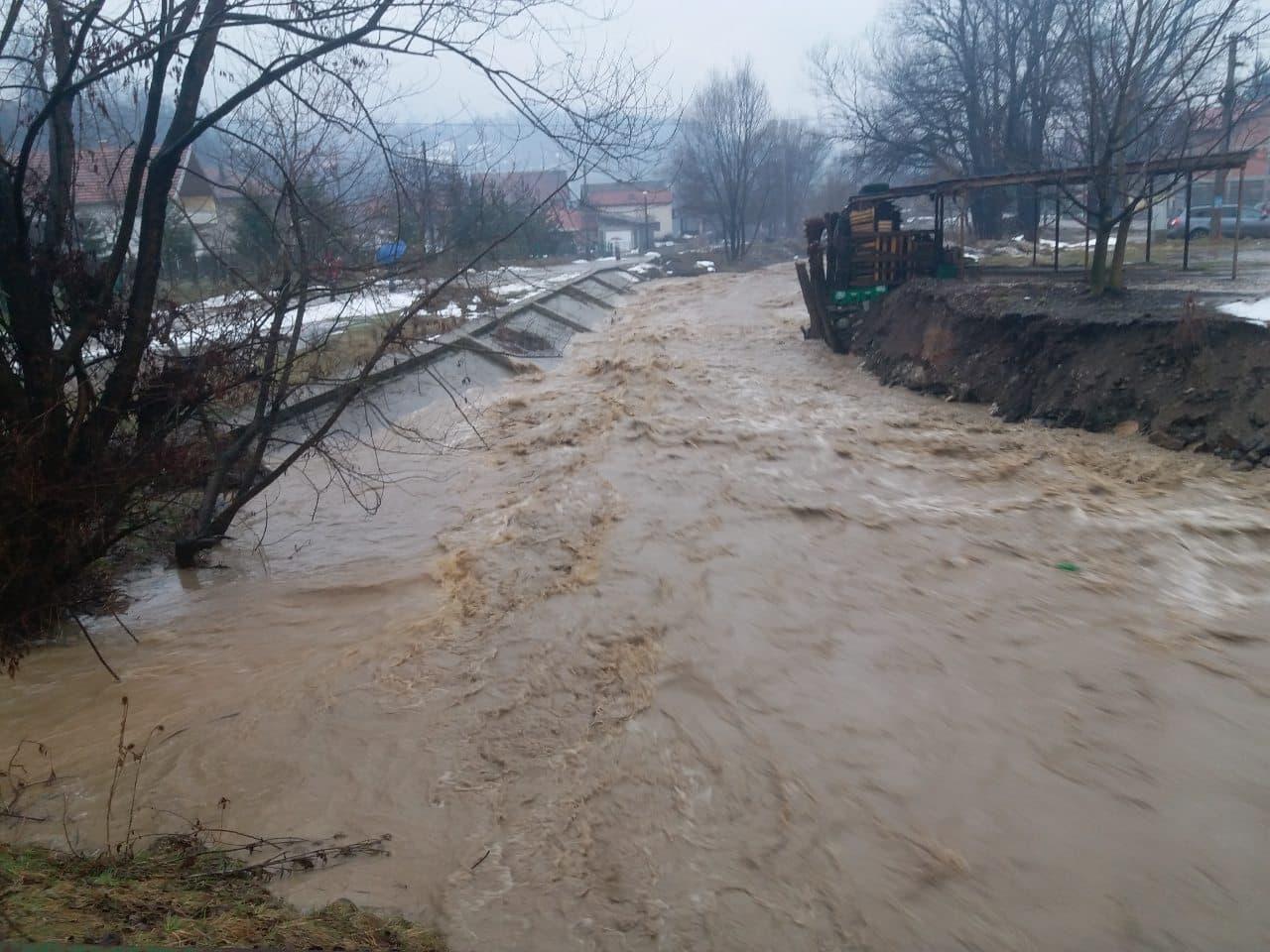 Dramatični snimci i fotografije: Rijeka Zgošća prijeti da odnese most