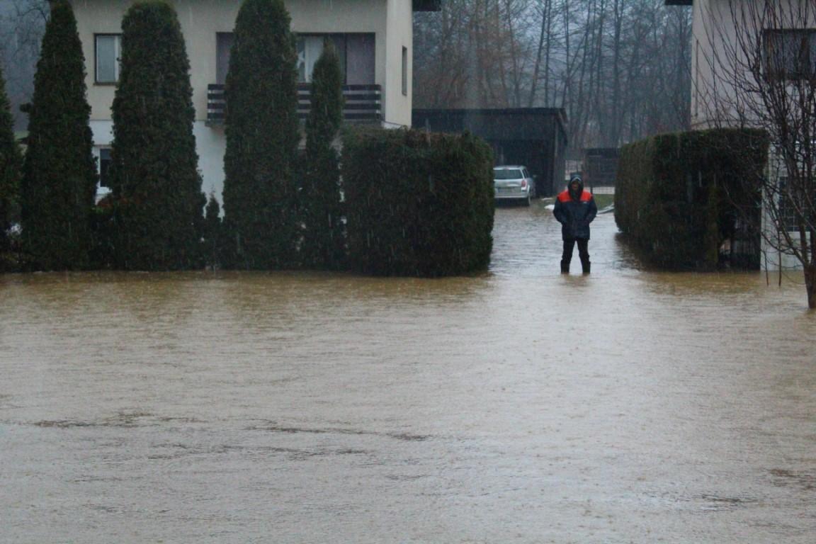 Izlio se potok Rikavac, kuće poplavljene - Avaz