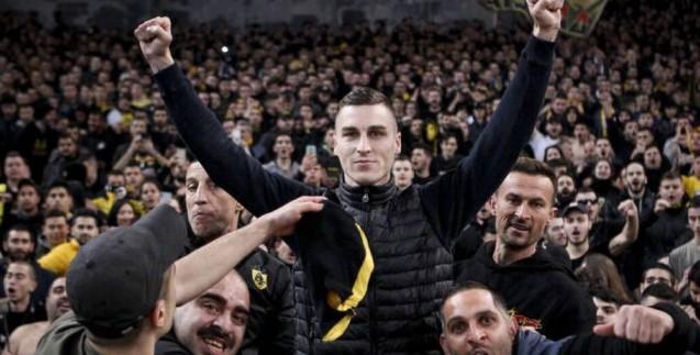 Ognjen Vranješ predvodio navijanje fanova AEK-a u grčkom derbiju