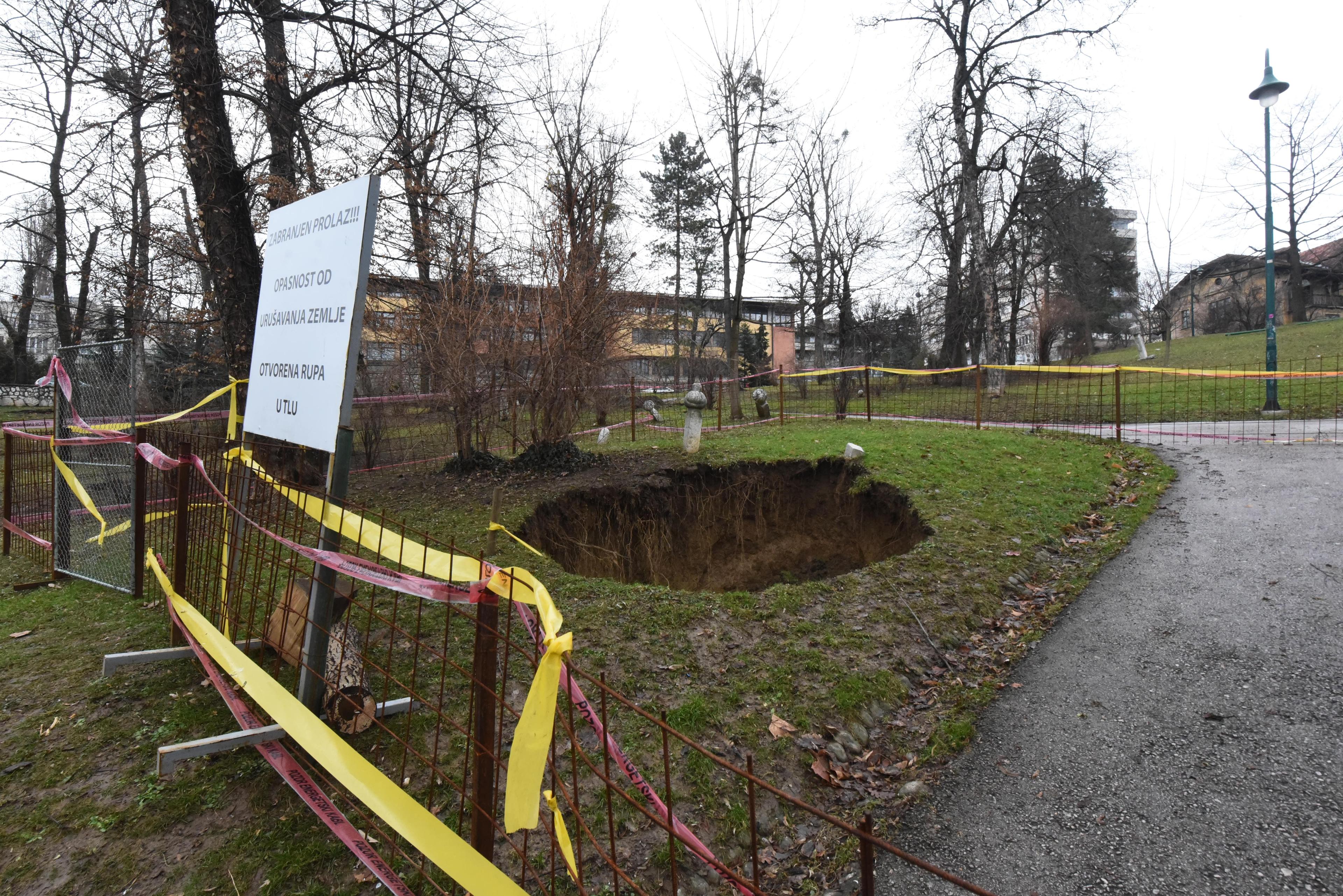 Misterija ostaje: I dalje nije poznato kako i zašto je nastala rupa u Velikom parku