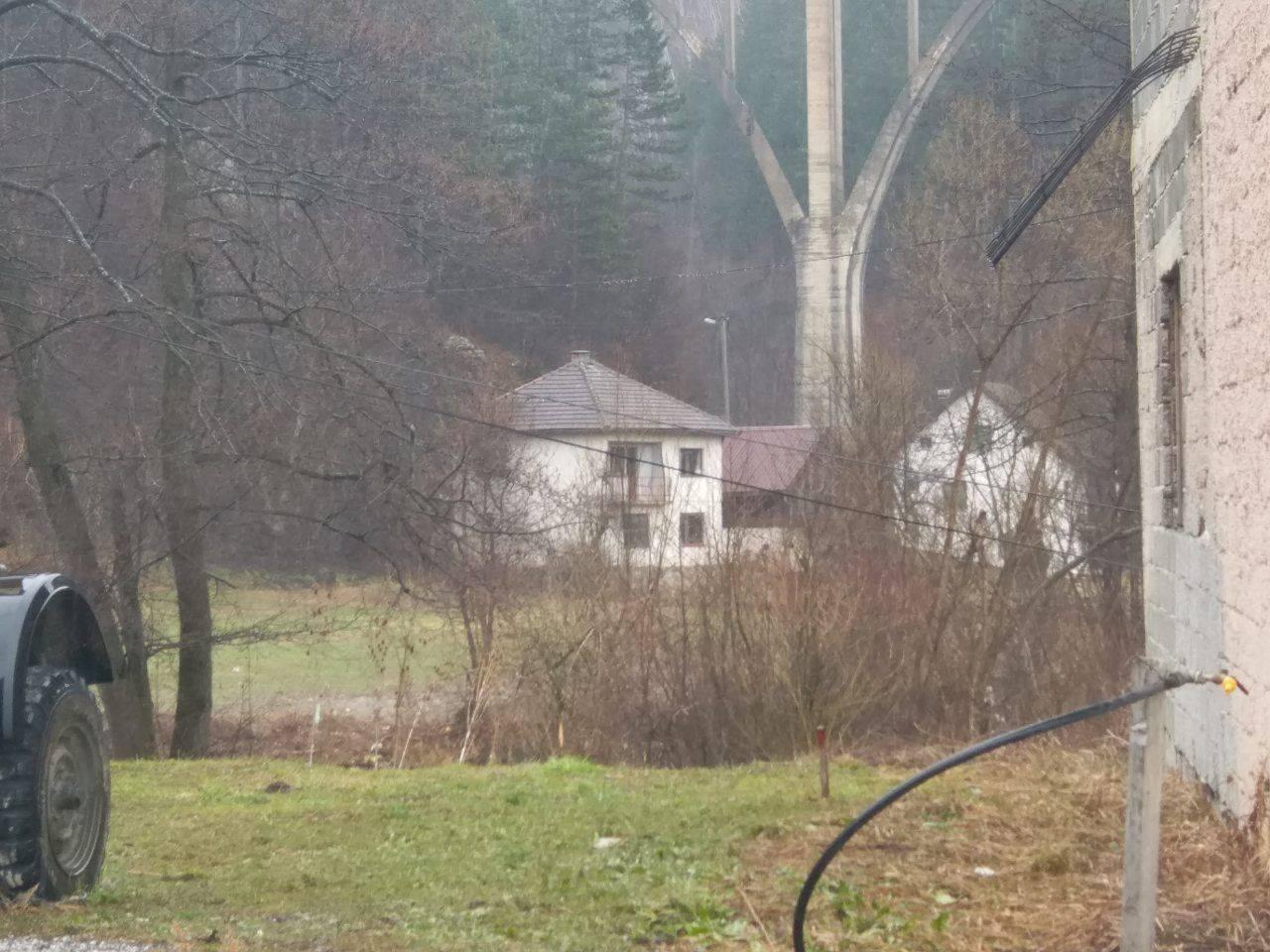 {POTRAGA ZA EDINOM GAČIĆEM} / Policajci pretresaju nekoliko kuća u Tarčinu