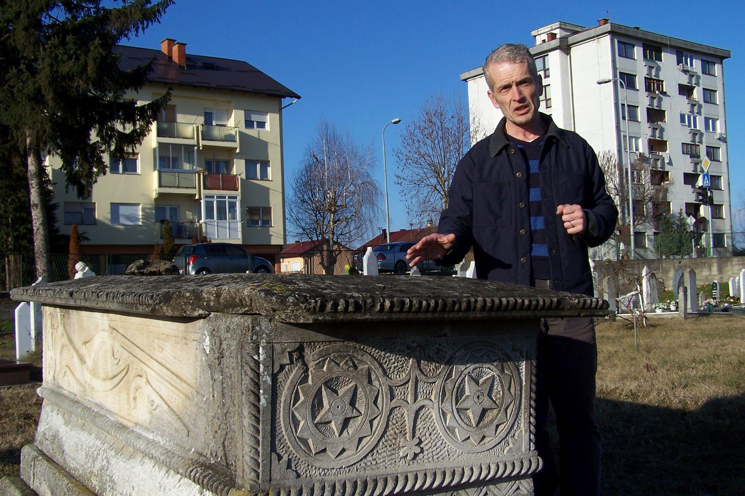 Hadži Senad Rekić pored sarkofaga bega Reufbegovića - Avaz