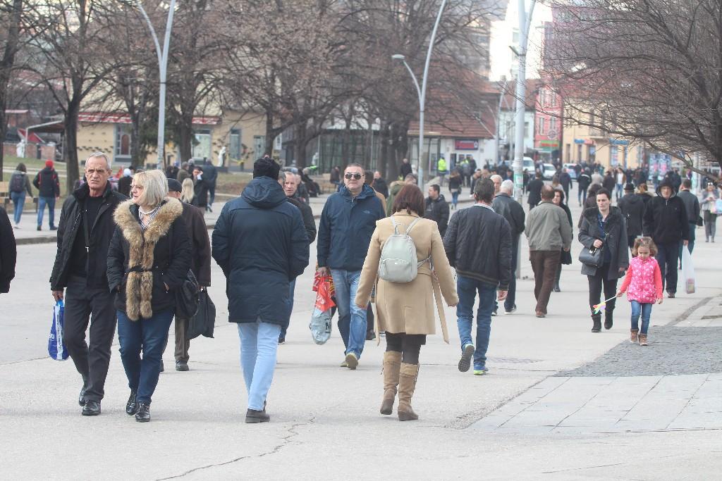 Brojni Zeničani na ulicama - Avaz