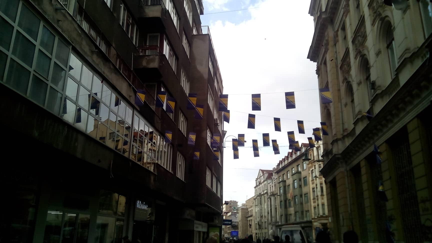 Zastave BiH postavljene u ulici Ferhadija - Avaz