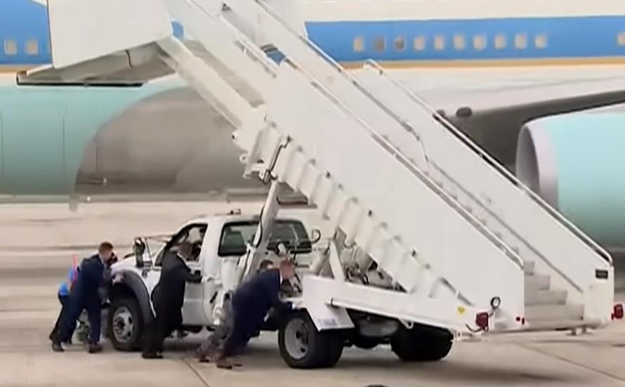 Poslije propalog sastanka s Kimom, Tramp doživio neprijatnost i na aerodromu