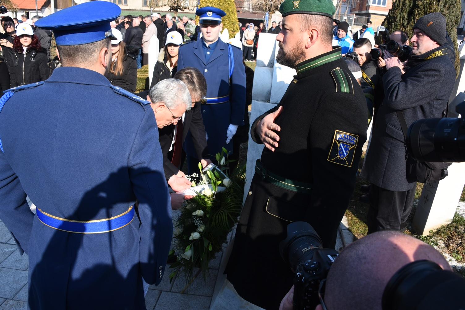 Položeno cvijeće na mezarju Kovači povodom Dana nezavisnosti - Avaz