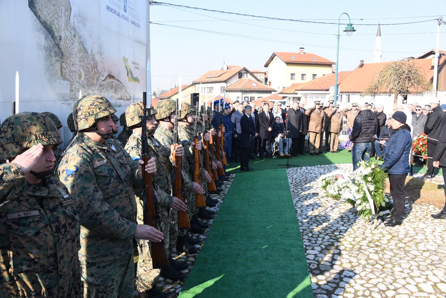 Položeno cvijeće na mezarju Kovači povodom Dana nezavisnosti - Avaz