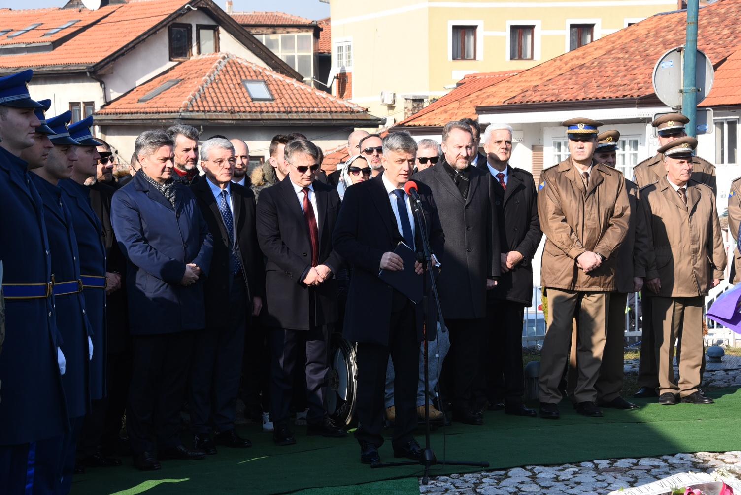 Položeno cvijeće na mezarju Kovači povodom Dana nezavisnosti - Avaz