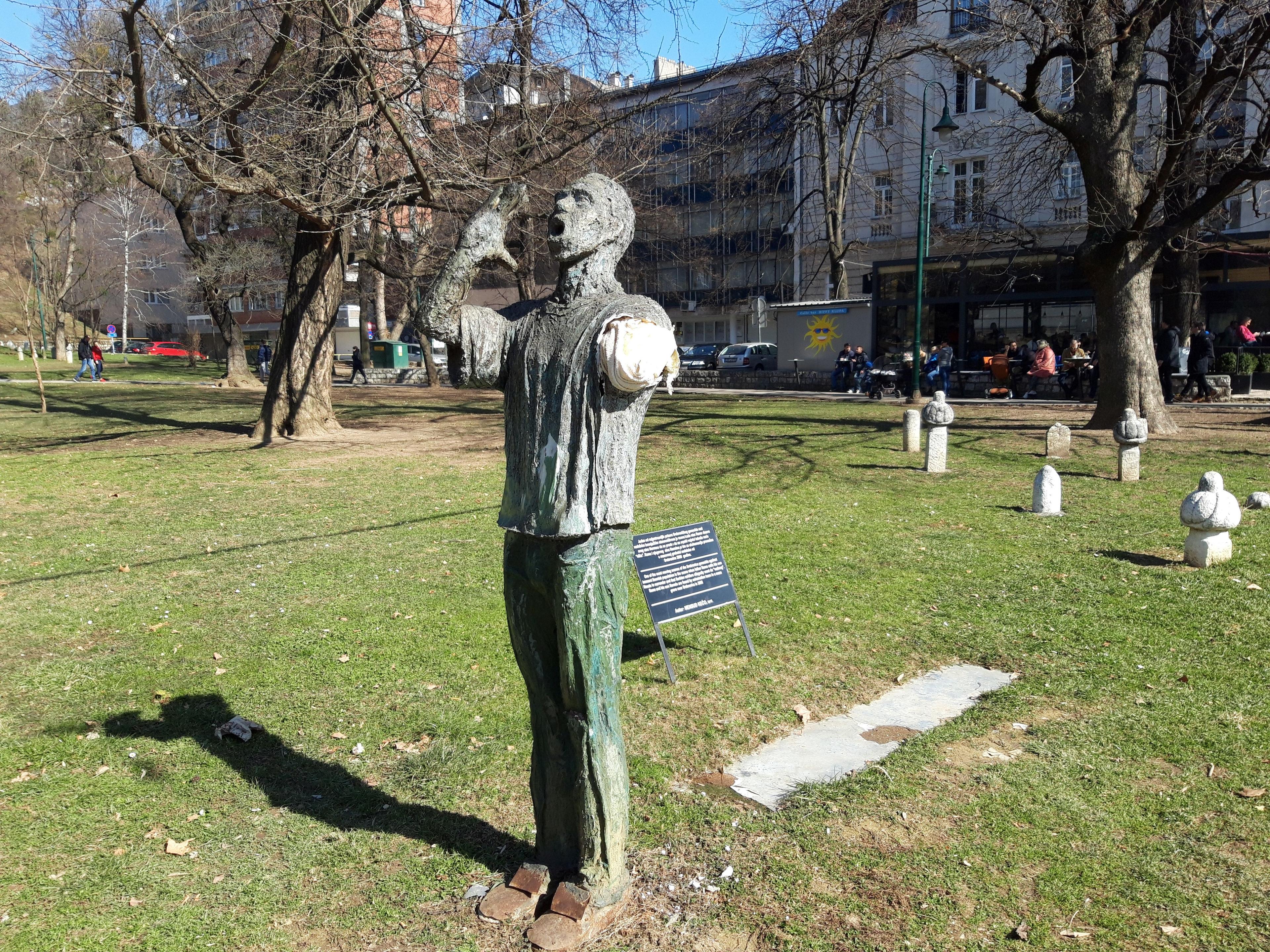 U četvrtak poslije ponoći oštećena skulptura - Avaz