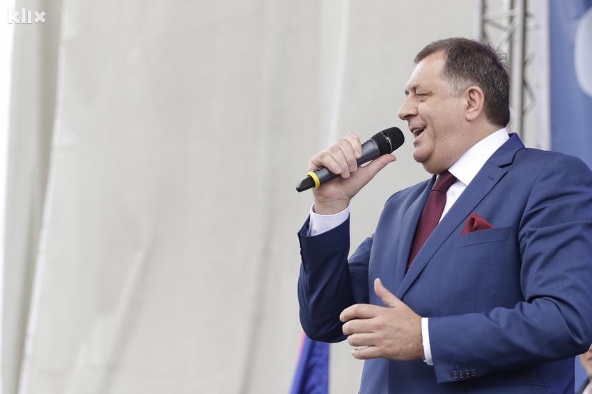 Dodik se opet uhvatio mikrofona pa zapjevao Halidovu "Romaniju"