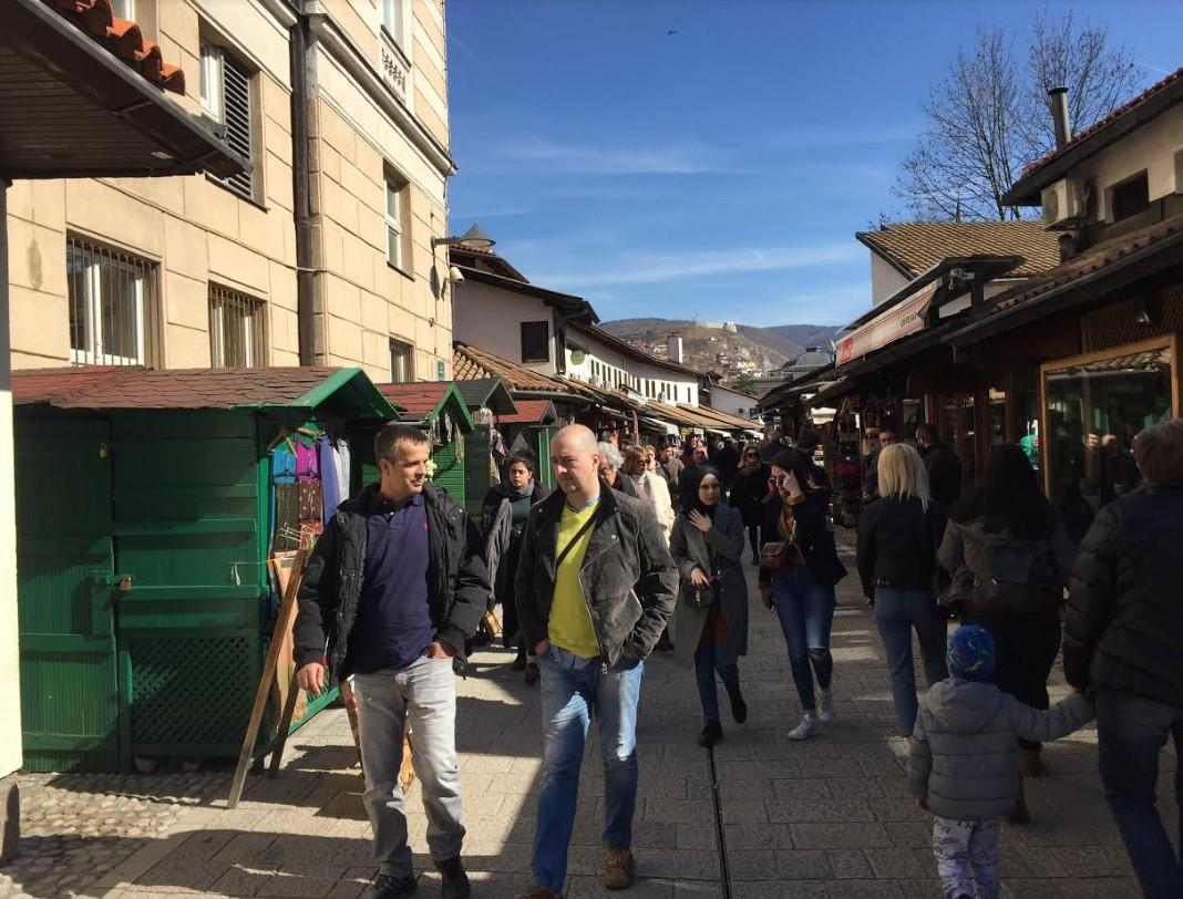 Brojni građani uživaju u lijepom vremenu - Avaz