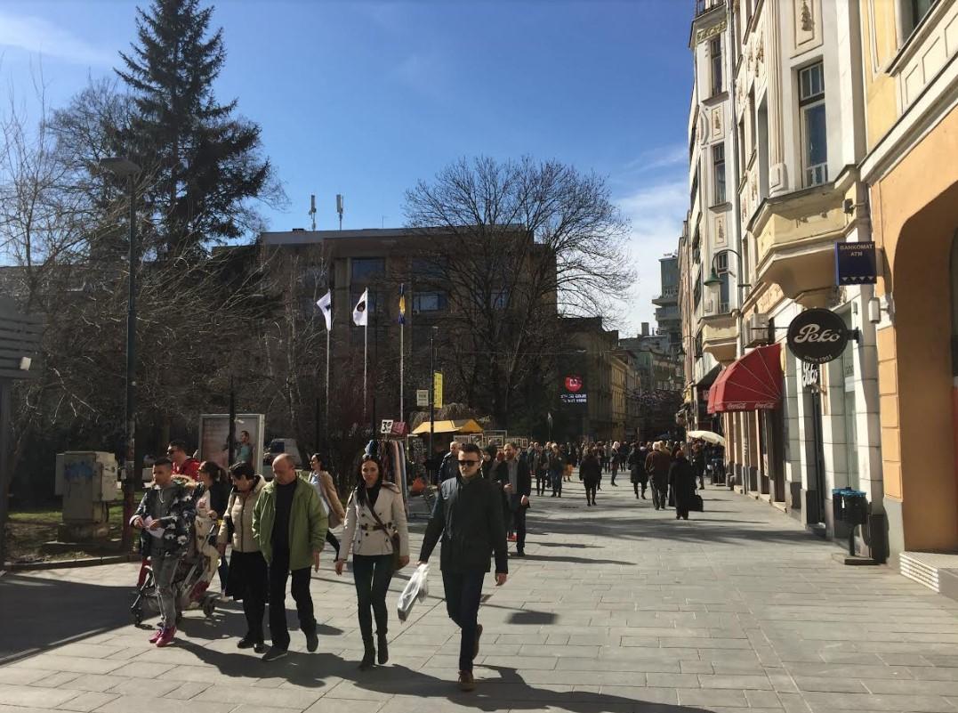 Brojni građani uživaju u lijepom vremenu - Avaz