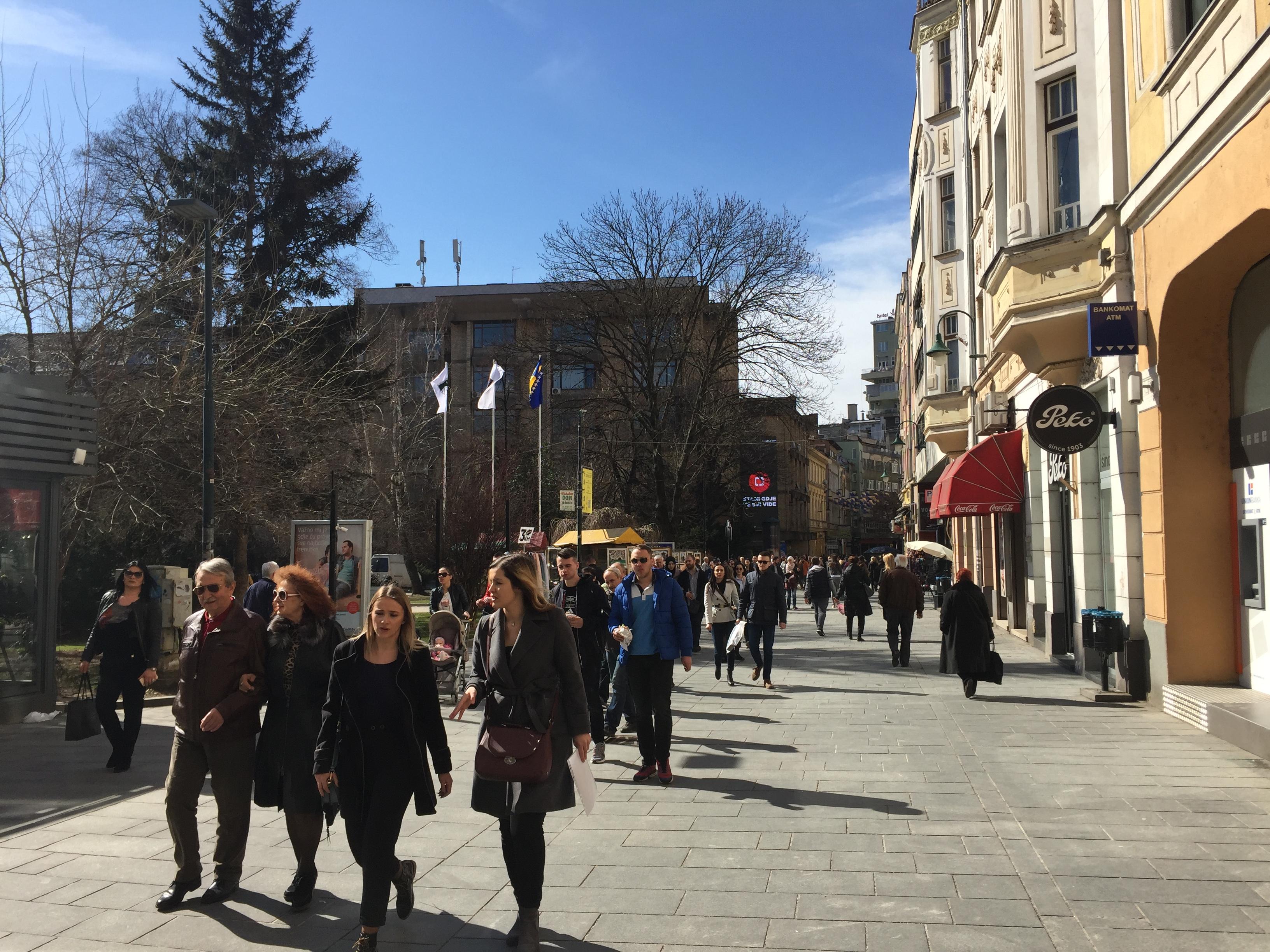 Brojni građani uživajaju u lijepom vremenu - Avaz