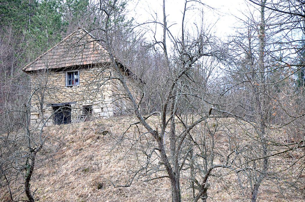 U selu danas dosta praznih kuća - Avaz