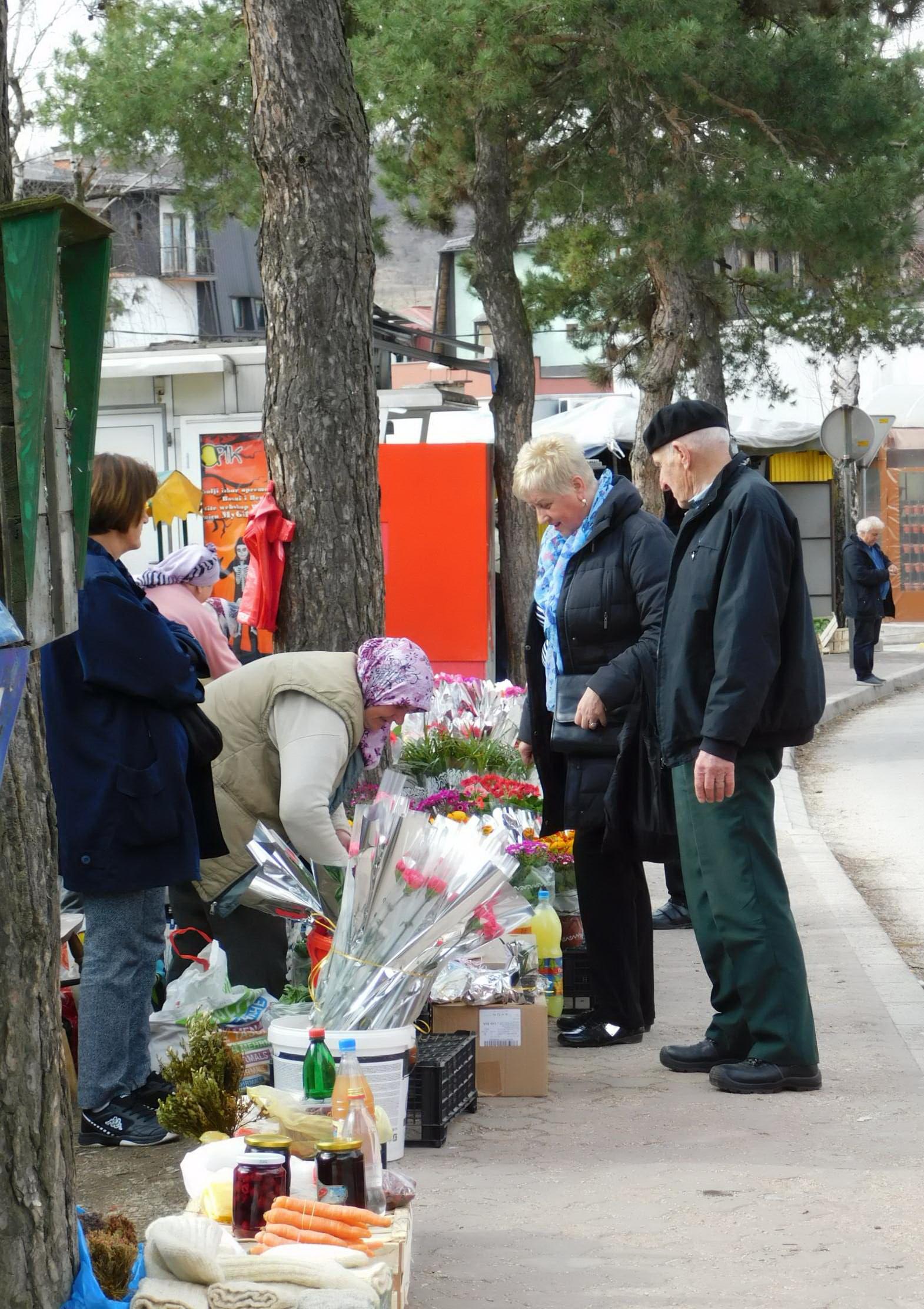 Stolovi sa cvijećem na ulicama u Vogošći - Avaz