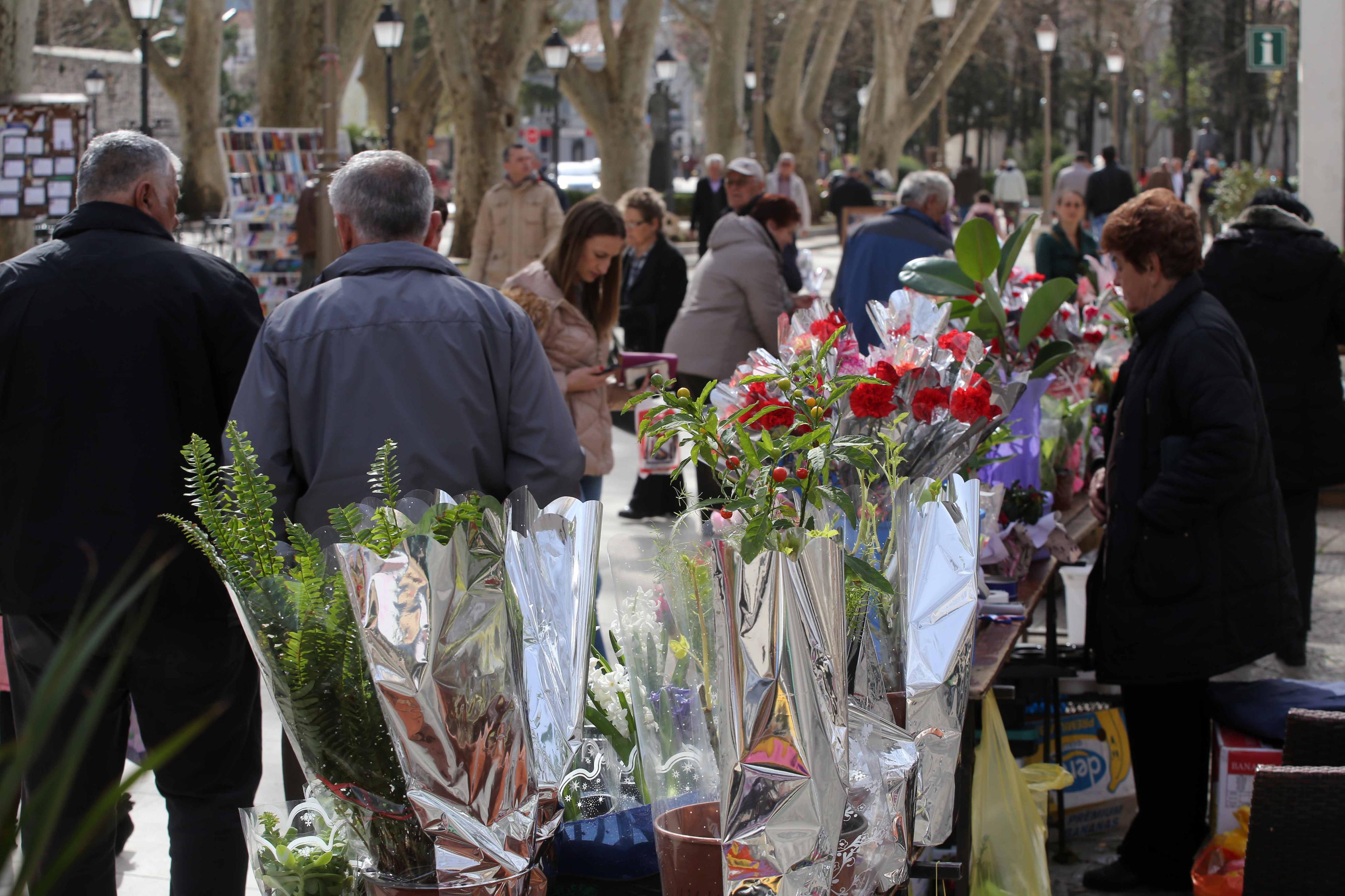 Ulice Trebinja za 8. mart prepune uličnih prodavača cvijeća i suvenira - Avaz