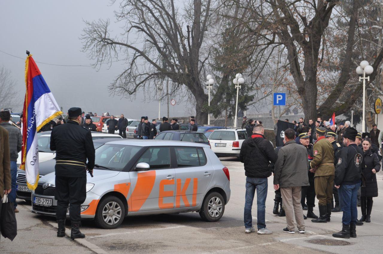 Postrojavanje četnika u Višegradu - Avaz