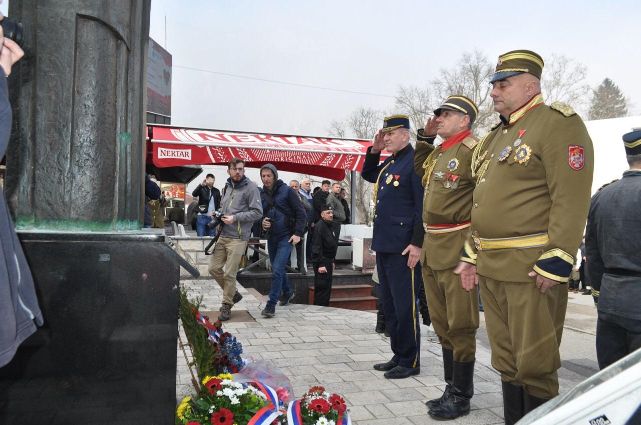 Postrojavanje četnika u Višegradu - Avaz