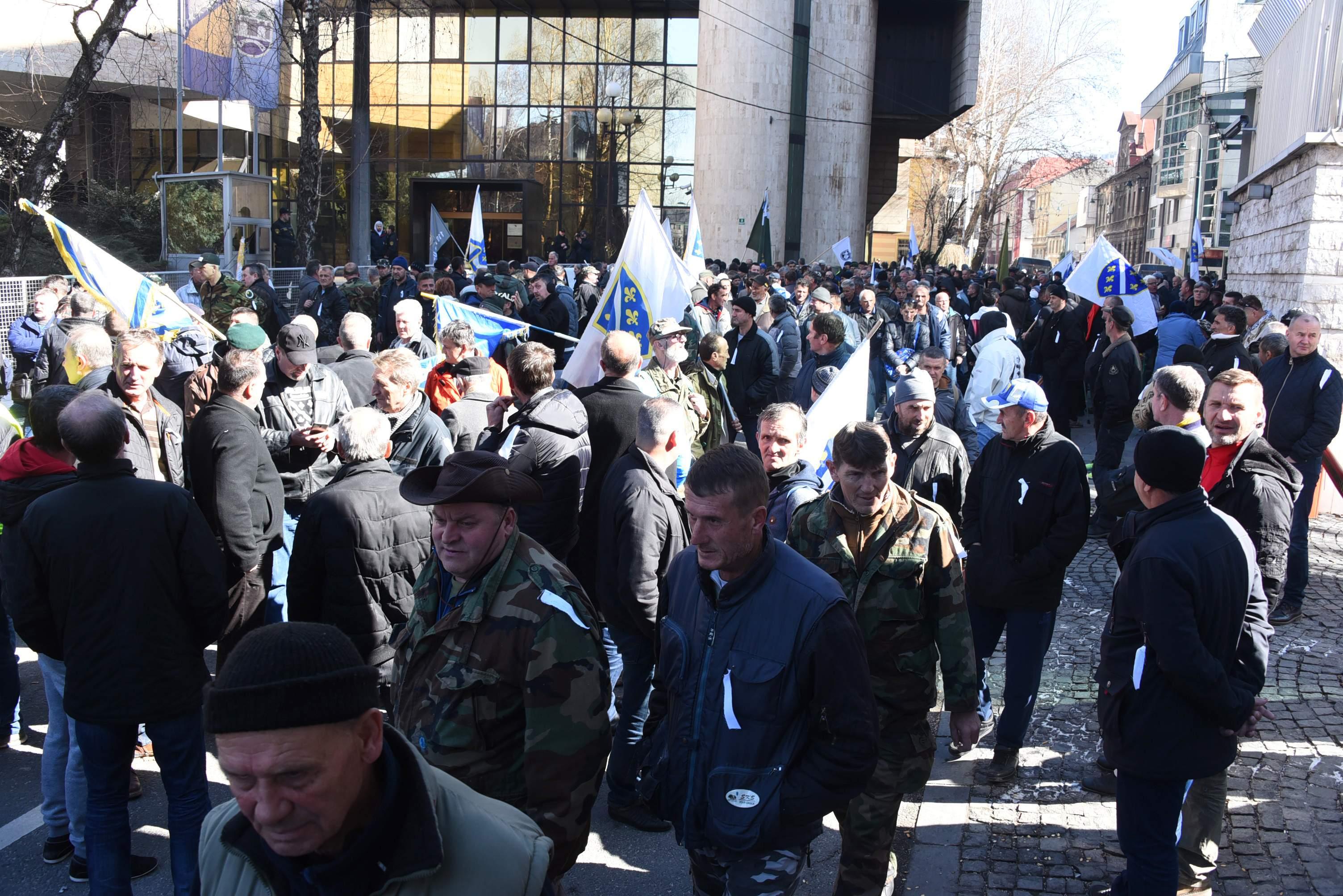 Borci pred Parlamentom protestirali i prošlog četvrtka - Avaz