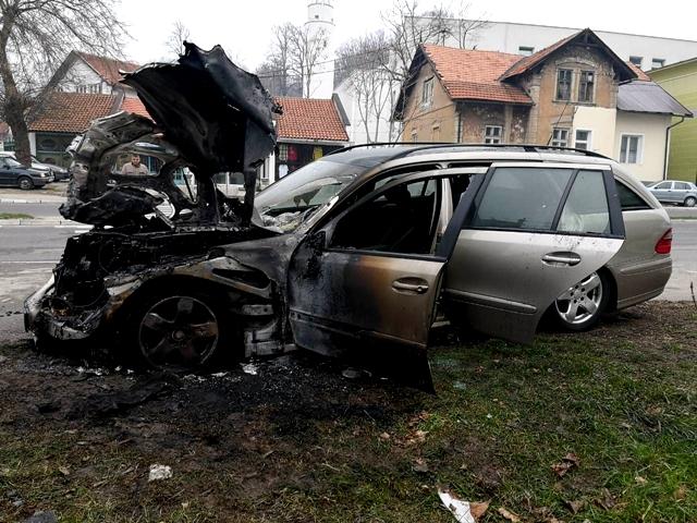 U požaru izgorio parkirani Mercedes