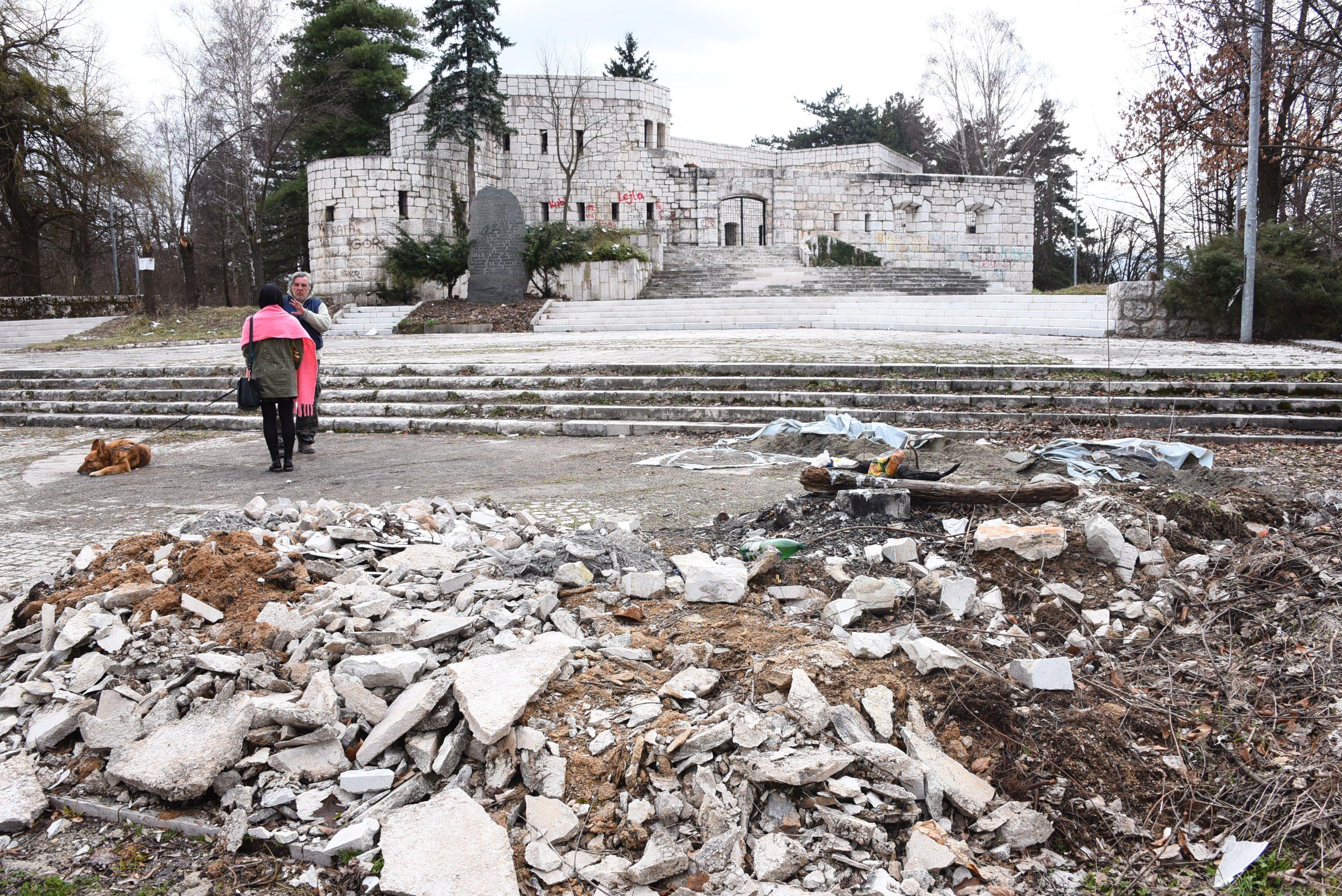 Vandali svaki dan skrnave spomenik na Vracama - Avaz