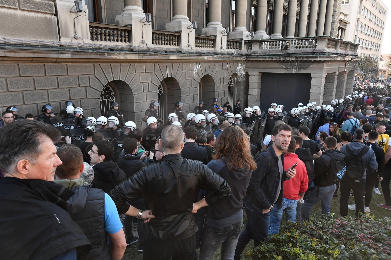 Demonstranti pred zgradom Predsjedništva u Beogradu - Avaz