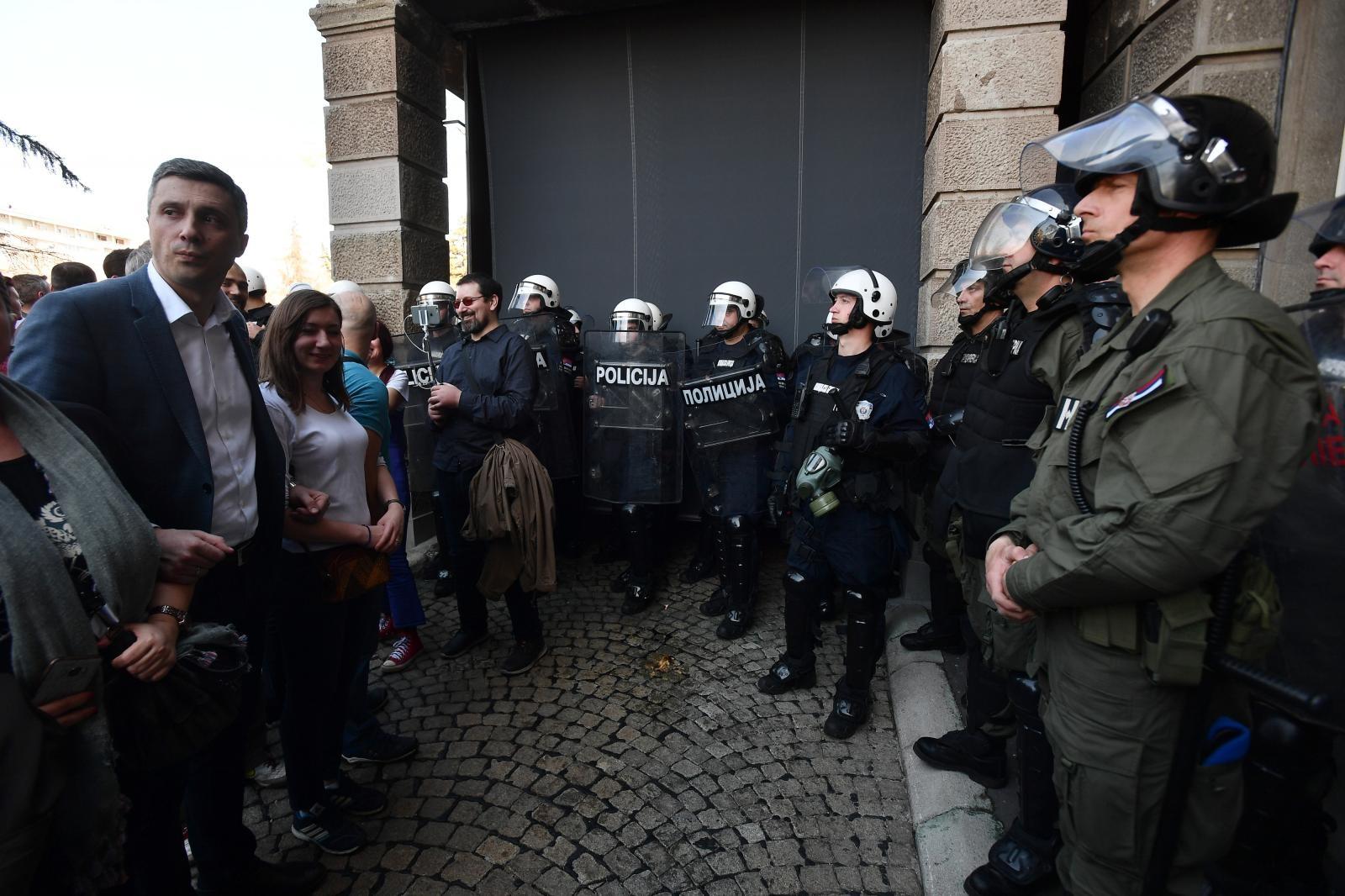 Demonstranti pred zgradom Predsjedništva u Beogradu - Avaz