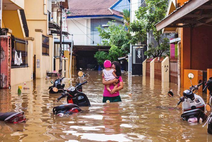 U poplavama u Indoneziji poginulo najmanje 50 osoba