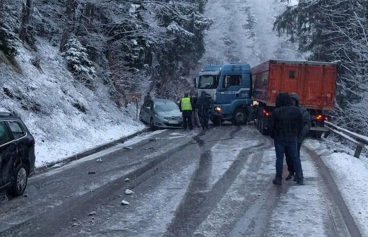 Nesreća na Karauli: Sudar kamiona i dva automobila, jedna osoba povrijeđena