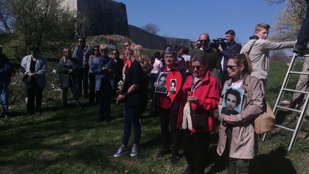 Prijatelji Davida Dragičevića upalili svijeće u spomen ubijenog mladića - Avaz