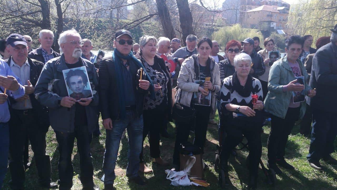 Prijatelji Davida Dragičevića upalili svijeće u spomen ubijenog mladića - Avaz