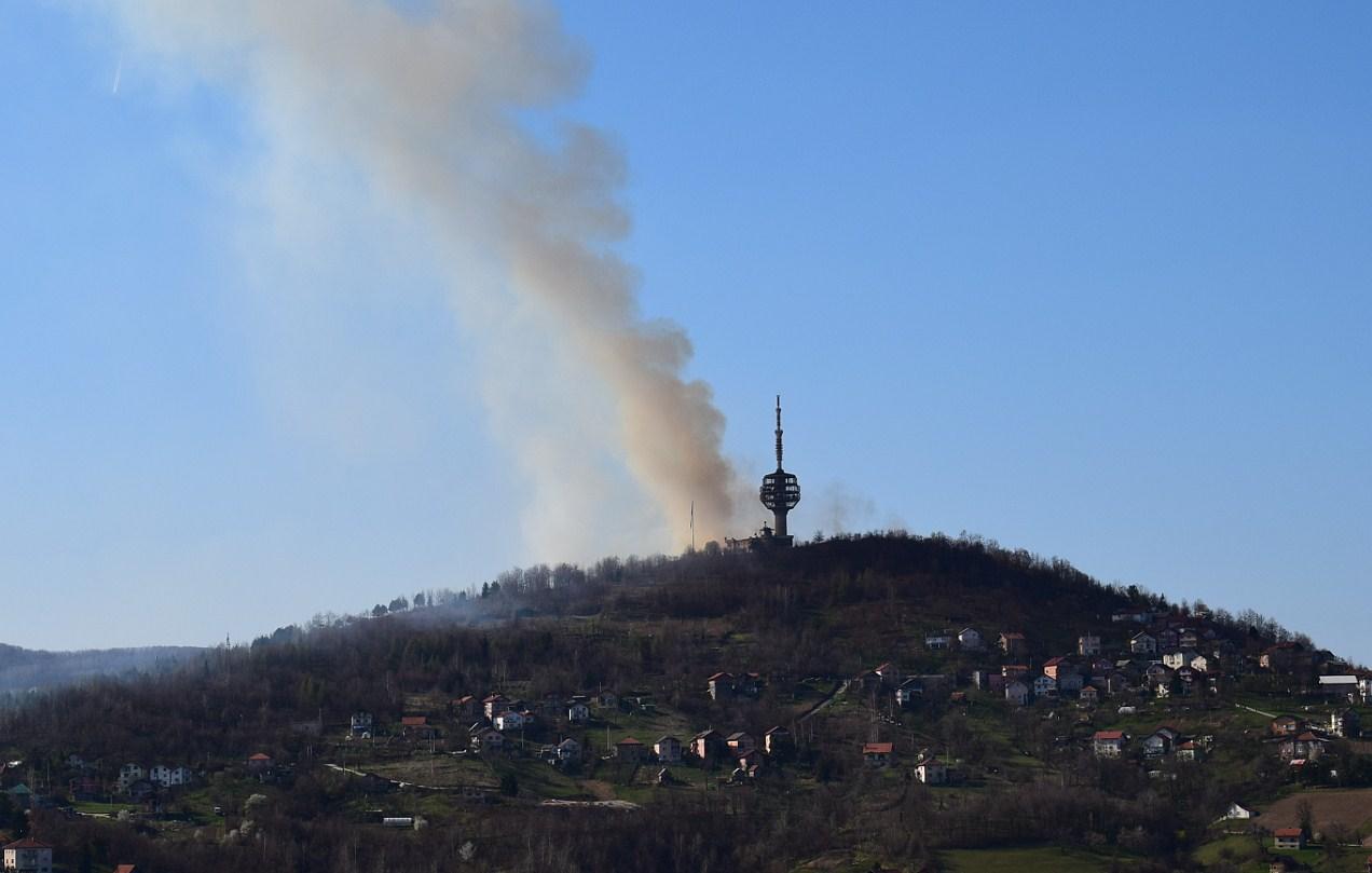 Požar vidljiv i iz centra grada - Avaz