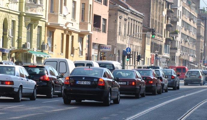 U gradskim centrima pojačan promet vozila - Avaz