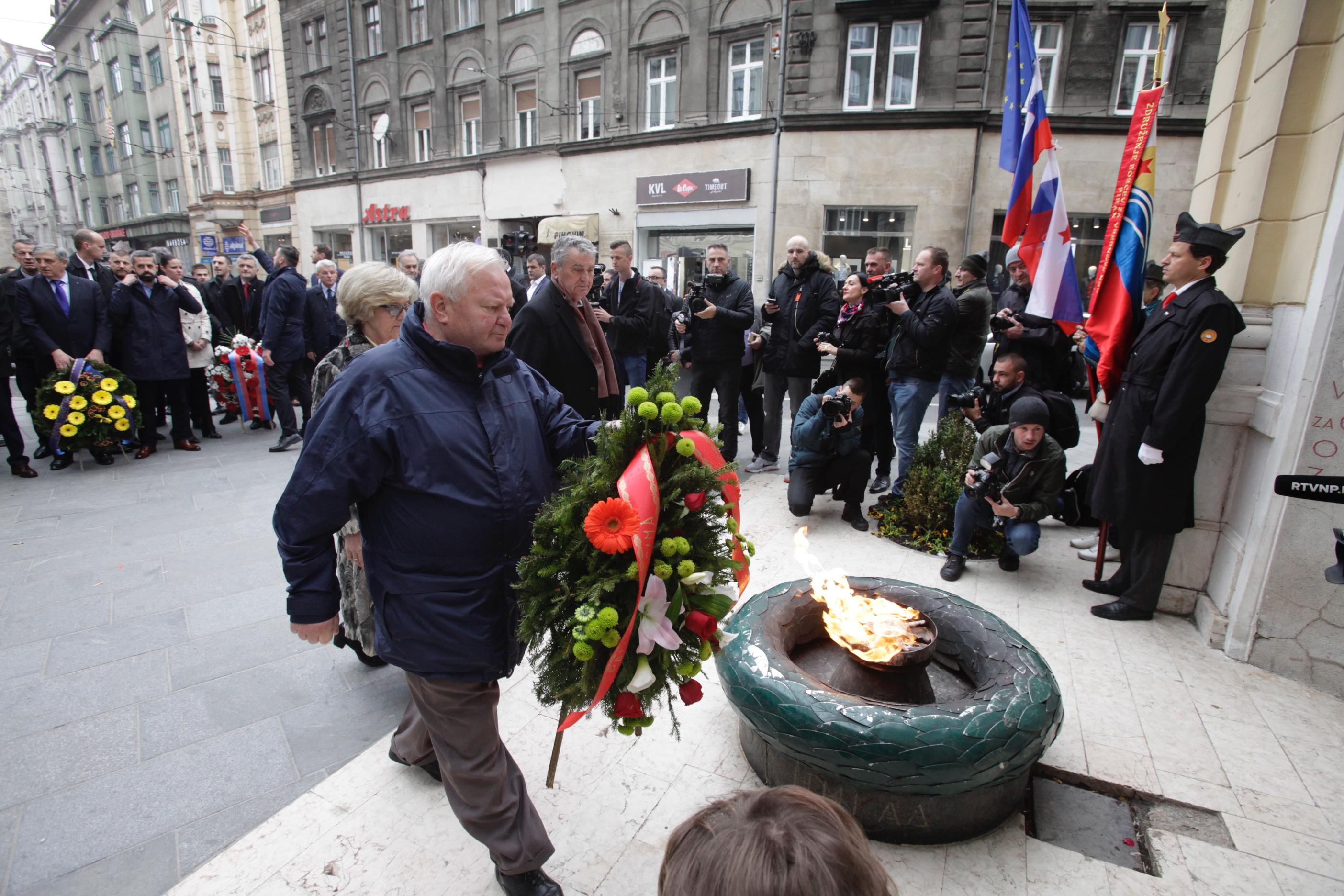 Delegacije položile cvijeće kod Vječne vatre - Avaz