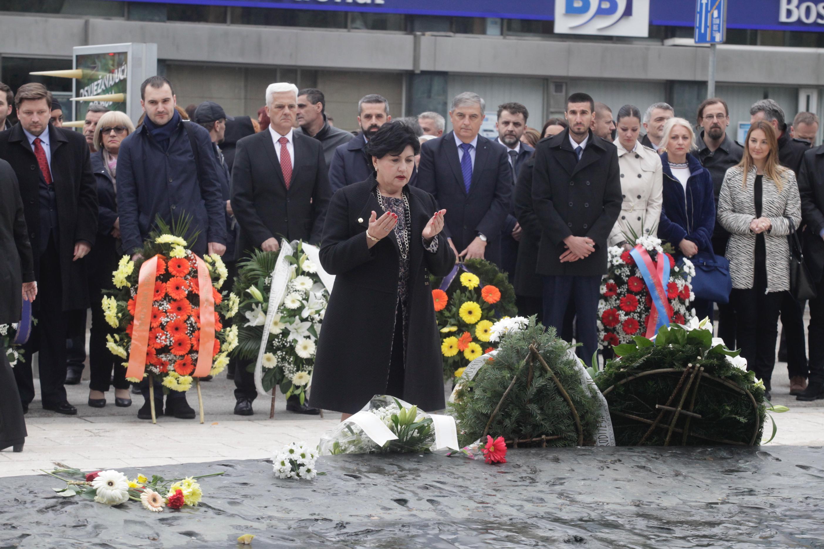 Položeno cvijeće kod Spomenika ubijenoj djeci Sarajeva - Avaz